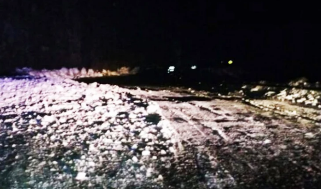 Desprendimiento de rocas en el Paso Garibaldi, un vehiculo afectado