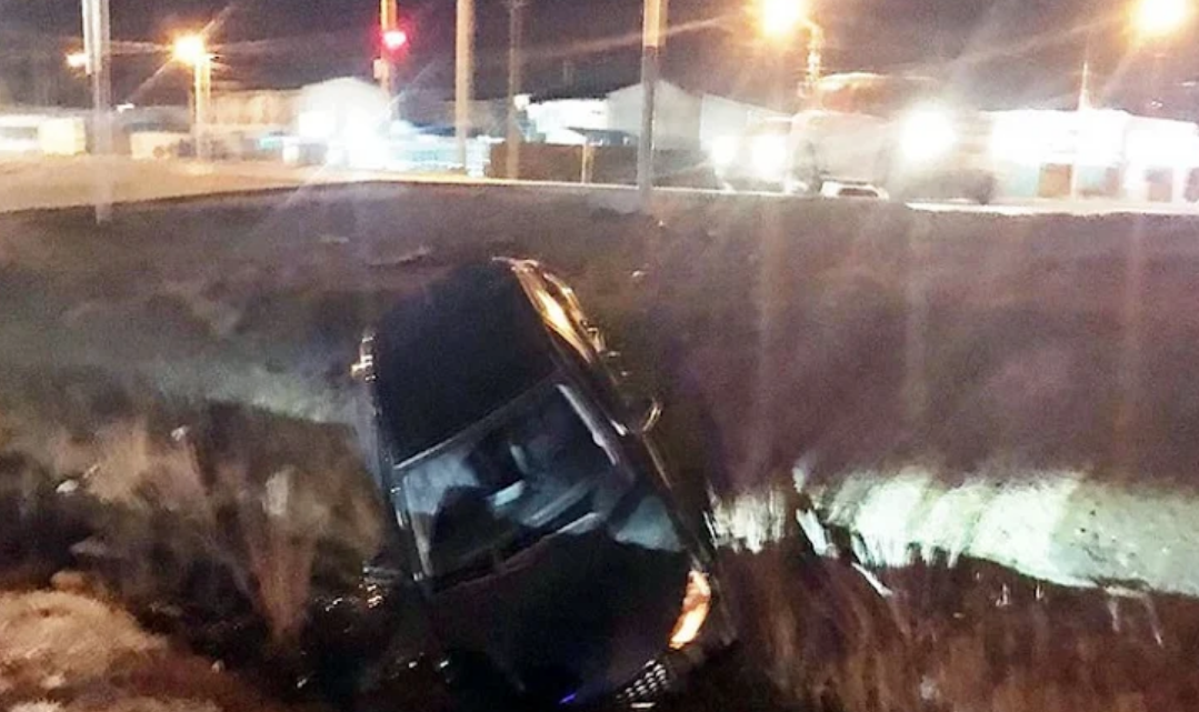 Conductora perdió el control de rodado y cayo en una zanja