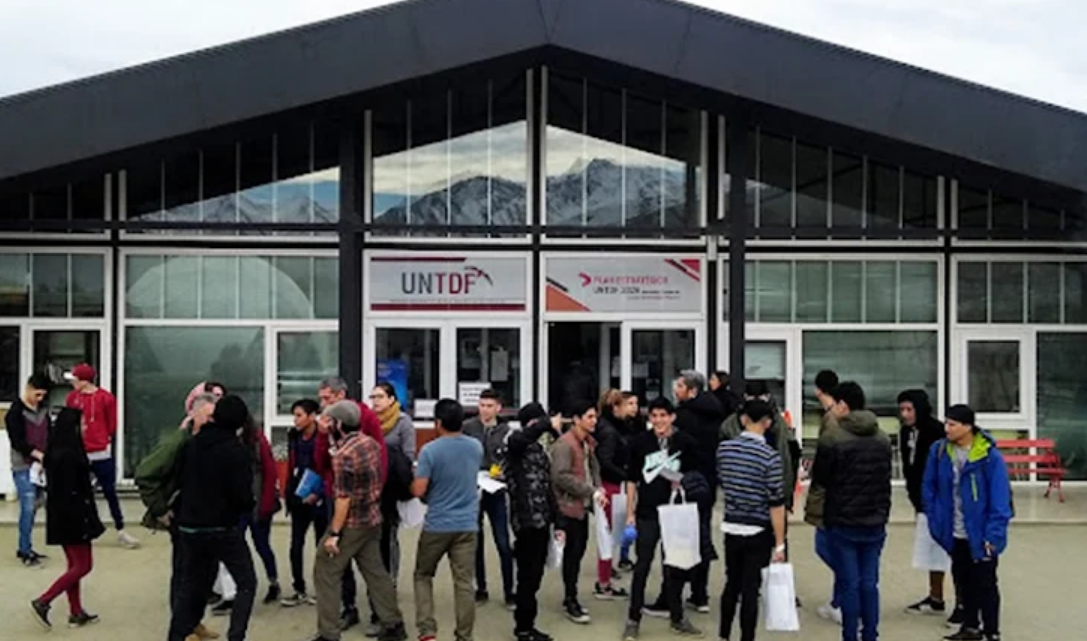 Baja tasa de graduacion en la UNTDF solo 200 egresados en trece años