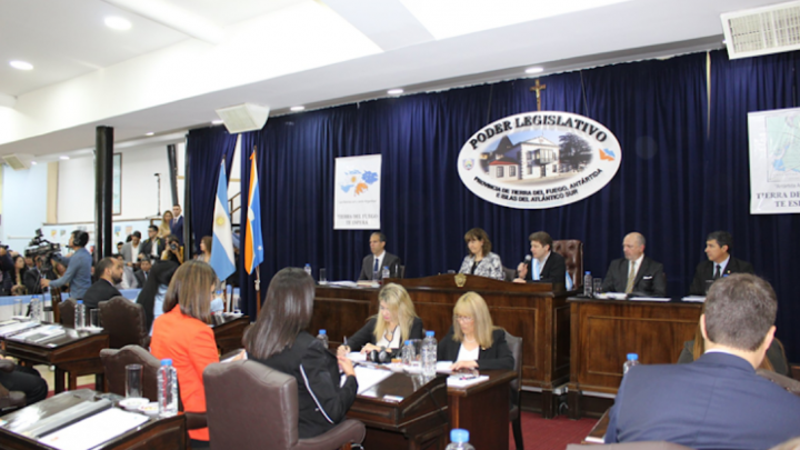 A pedido del gobernador, Legisladores postergaron sesion hasta fin de mes