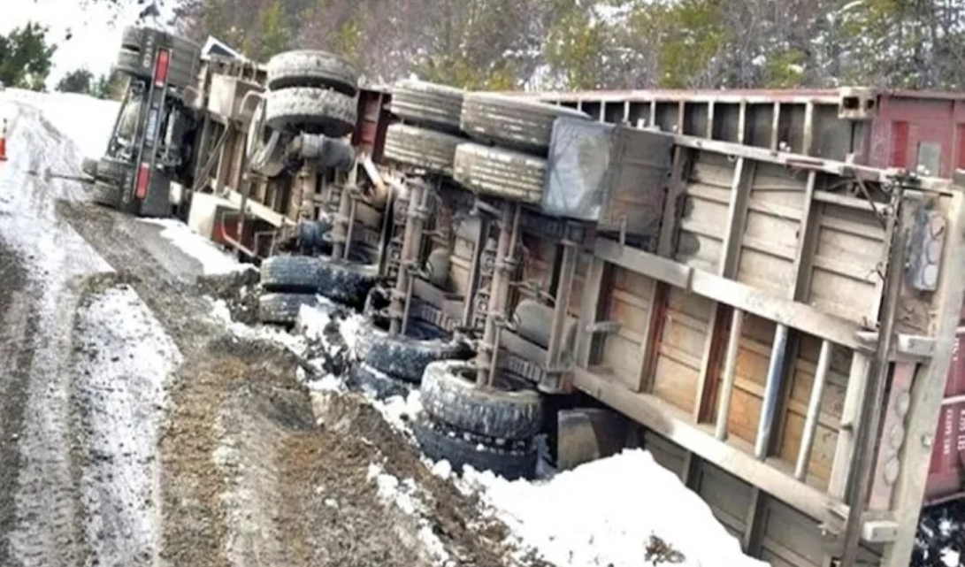 Camión volcó en la Ruta 3 en la zona del Garibaldi Camión volcó en la Ruta 3 en la zona del Garibaldi