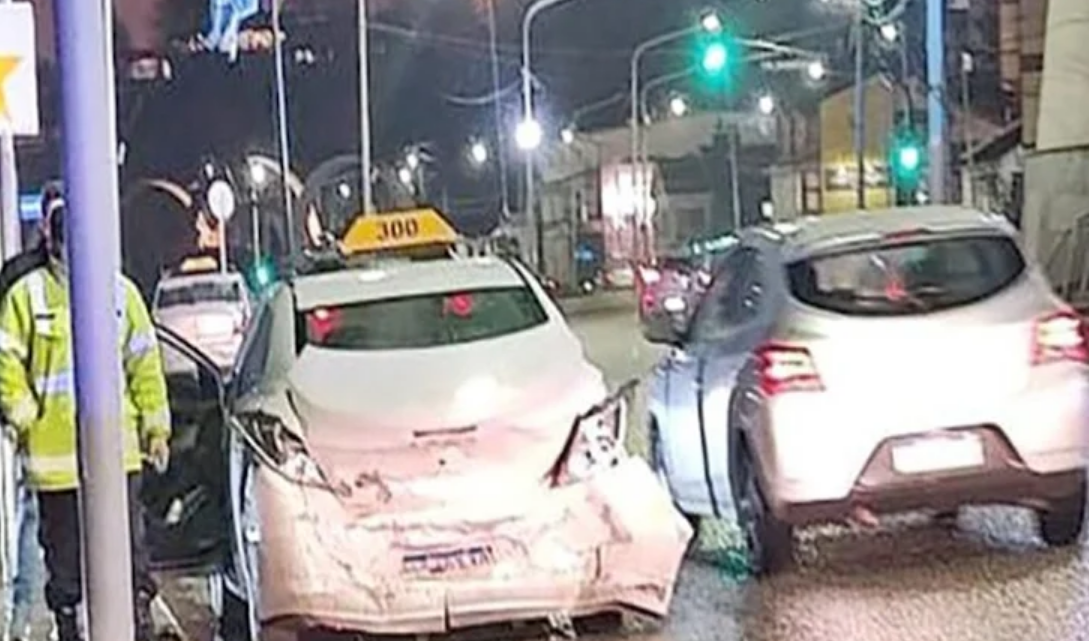 Pasajero de un taxi lesionado en un choque en la avenida Maipu