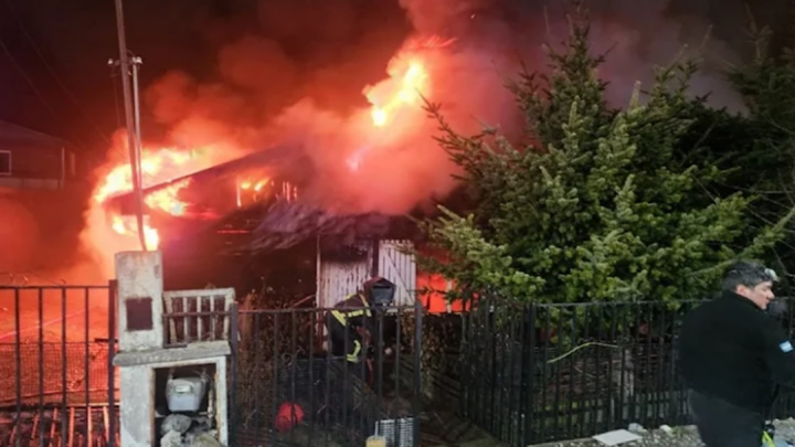 Incendio en la madrugada, destruccion total, sin lesionados