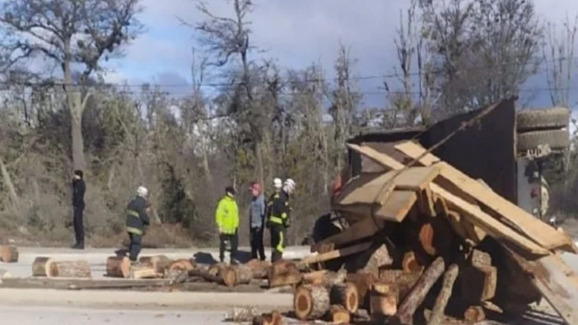 Vuelco de un camion cargado de leña y troncos, sin lesionados Vuelco de un camion cargado de leña y troncos, sin lesionados