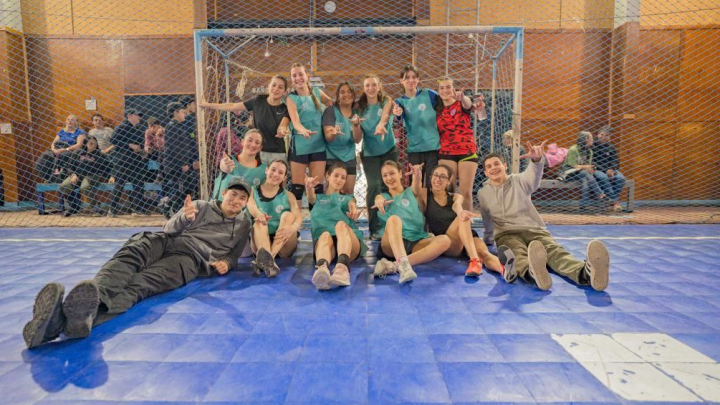 SE LLEVÓ ADELANTE EL TORNEO DE HANDBALL DEL “USHUAIA JOVEN” EN EL POLIDEPORTIVO LA CANTERA