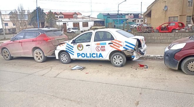 Joven conductor chocó a un patrullero y éste a un vehículo particular Joven conductor chocó a un patrullero y éste a un vehículo particular