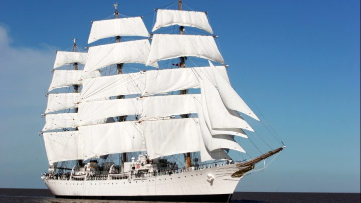 La fragata ARA “Libertad” ya viaja con destino a Ushuaia