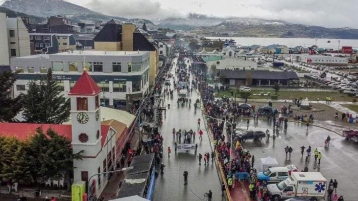 La Municipalidad de Ushuaia invita a todos a participar del desfile y la paella popular