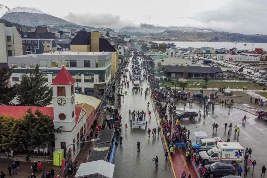 La Municipalidad de Ushuaia invita a todos a participar del desfile y la paella popular