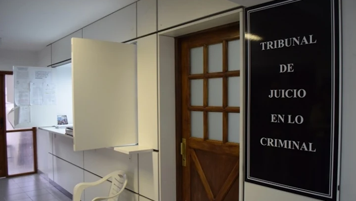 Juicio a sujeto que filmaba a su hijastro menor mientras se bañaba