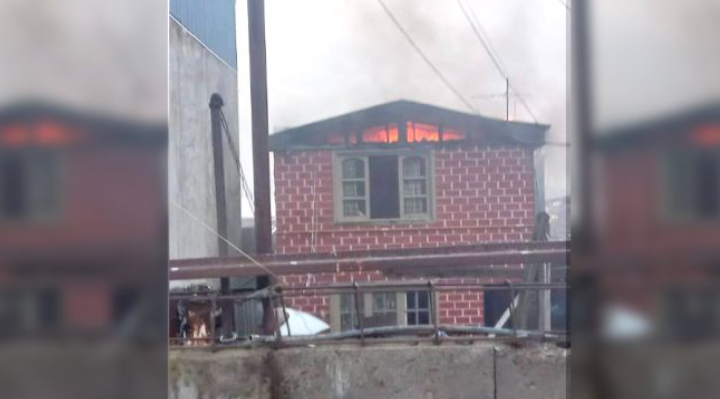 Incendio consumió la planta alta de una vivienda