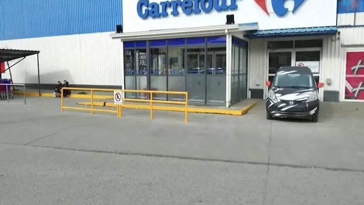 Allanamiento por robo en Carrefour, encontraron 50 bochas de cocaína en Ushuaia