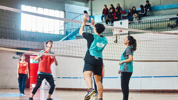 EL “USHUAIA JOVEN” LLEVÓ ADELANTE EL TORNEO DE VÓLEY MIXTO EN LA CANCHA 4