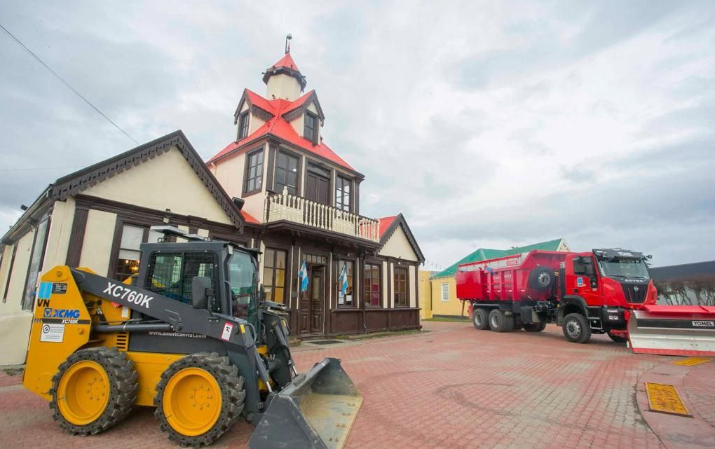 LA MUNICIPALIDAD DE USHUAIA INAUGURÓ LA EXPOSICIÓN HISTÓRICA DE VIALIDAD NACIONAL “SE HACE CAMINO AL ANDAR…” LA MUNICIPALIDAD DE USHUAIA INAUGURÓ LA EXPOSICIÓN HISTÓRICA DE VIALIDAD NACIONAL “SE HACE CAMINO AL ANDAR…”