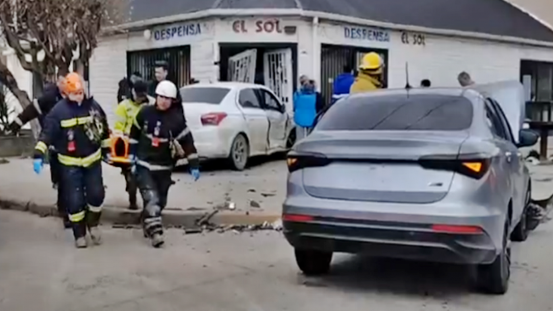 Choque con una lesionada, uno de los rodados termino contra un comercio Choque con una lesionada, uno de los rodados termino contra un comercio