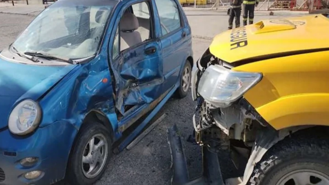 Choque entre un QQ con una camioneta de Prosegur, una lesionada
