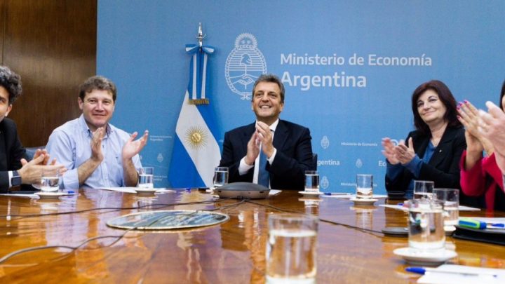 Massa firmó el decreto que incorpora a los textiles al subrégimen industrial