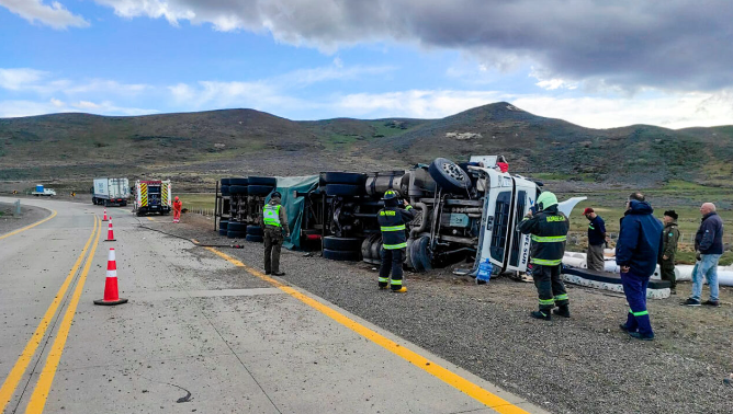 Accidente de transito: Un camión argentino volcó en ruta a San Sebastián en Tierra del Fuego Accidente de transito: Un camión argentino volcó en ruta a San Sebastián en Tierra del Fuego