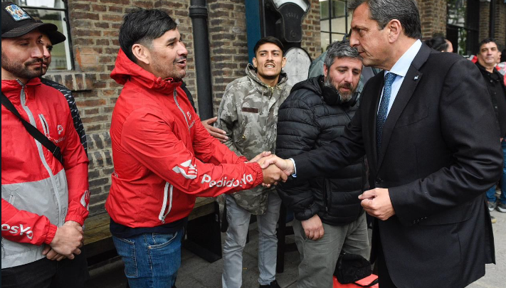 Massa anunció la puesta en marcha del seguro gratuito para los mensajeros y trabajadores de delivery de todo el país