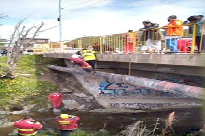 Rescatan a una mujer que intentaba arrojarse del arroyo Buena Esperanza
