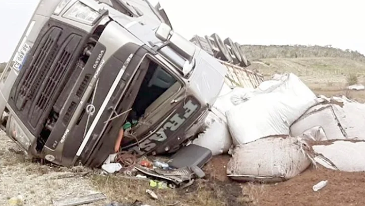 Camión volcó en la Ruta 3, conductor lesionado