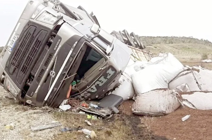 Camión volcó en la Ruta 3, conductor lesionado Camión volcó en la Ruta 3, conductor lesionado