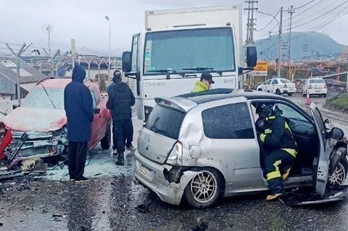 Triple choque en Ushuaia, dos lesionados Triple choque en Ushuaia, dos lesionados