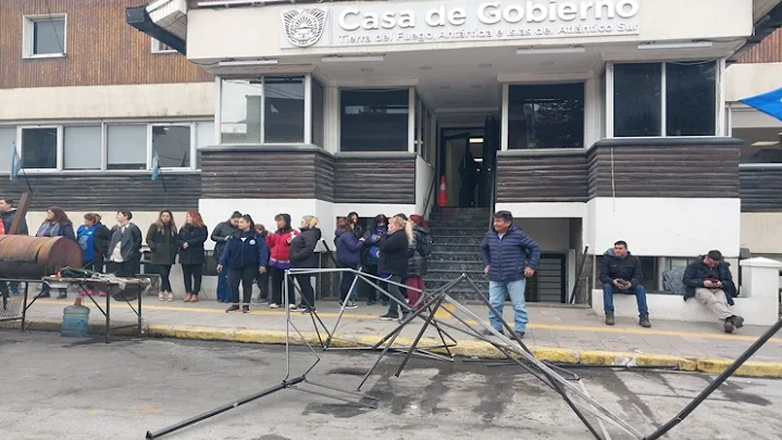 ATE levanto la carpa, no obtuvo aumento al básico y se llevo solo promesas del Gobierno