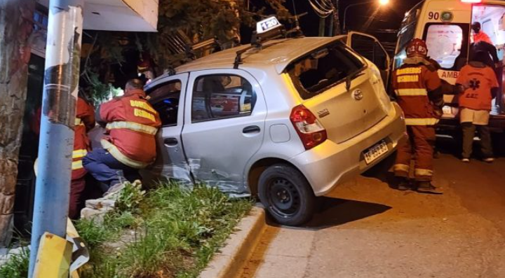Choque entre un taxi y un particular arroja dos heridos