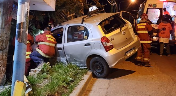Choque entre un taxi y un particular arroja dos heridos