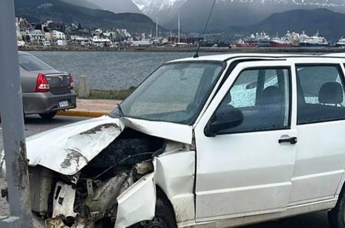 Choque contra columna en Ushuaia, conductor lesionado
