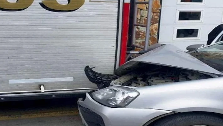 Remisero choco contra camion de Bomberos estacionado