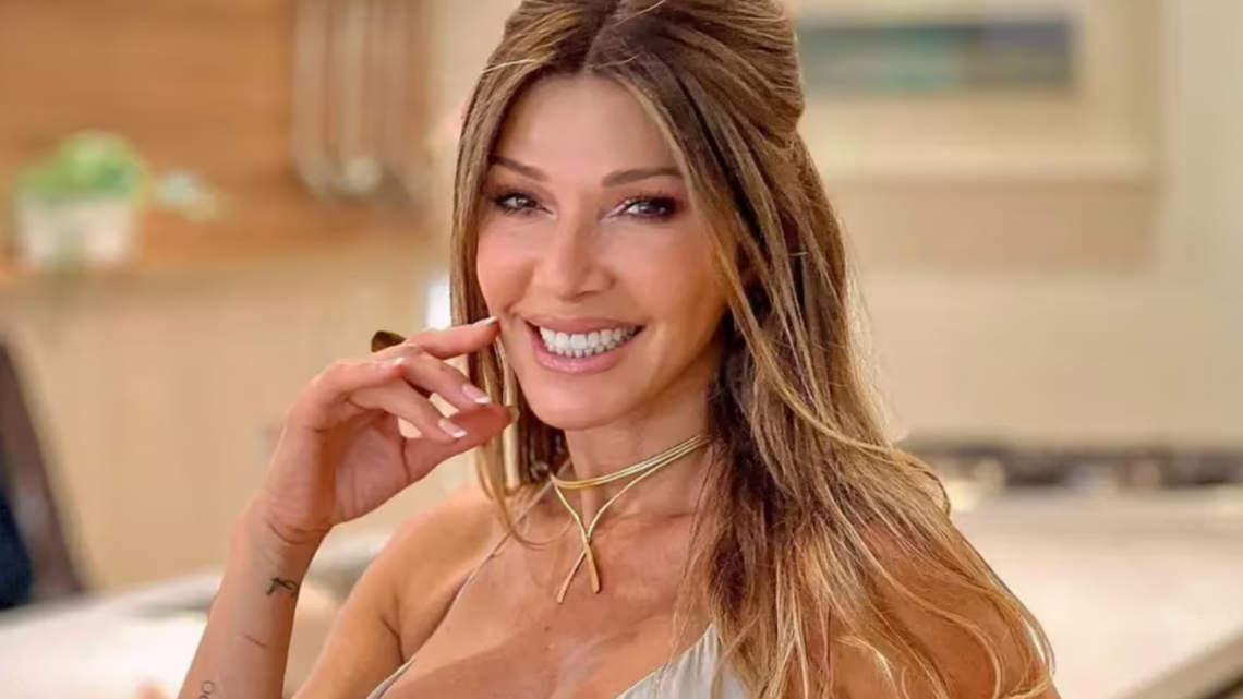 A los 58 años, Catherine Fulop brilló con una microbikini multicolor, el must de la temporada