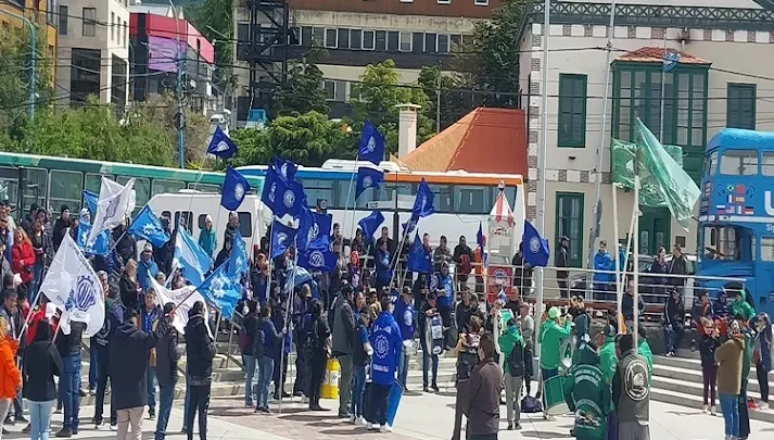 Gremios se movilizaron en contra del DNU de Milei en Ushuaia