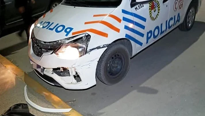 Borracho, choco un patrullero, huyo y fue detenido luego de una persecución