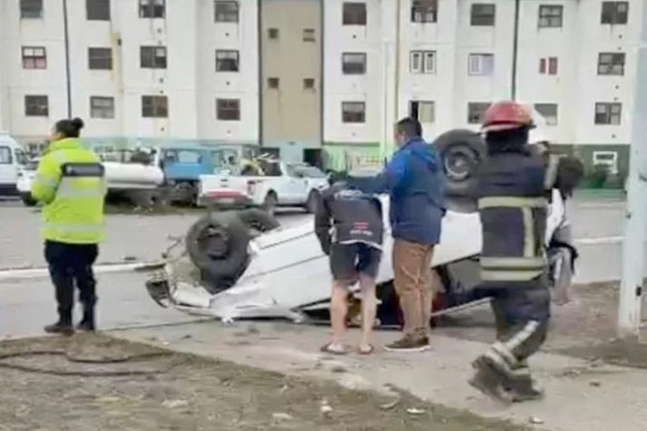 Vuelco sin lesionados, conductor borracho Vuelco sin lesionados, conductor borracho