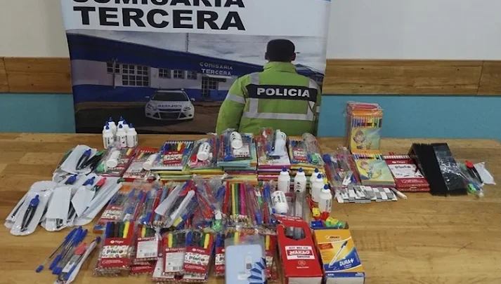 Portero denunciado por robar utiles escolares y venderlos en las redes sociales