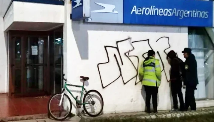 Grafitero detenido por pintadas en oficina de Aerolineas
