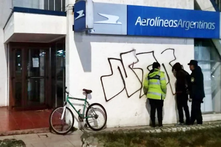 Grafitero detenido por pintadas en oficina de Aerolineas