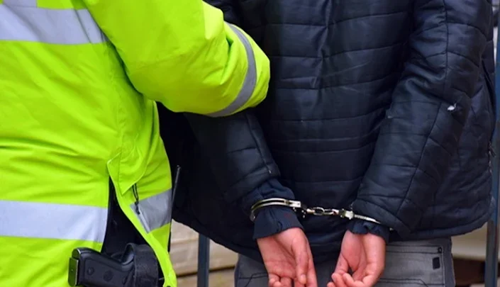 Preso con salidas detenido por agredir violentamente a su ex