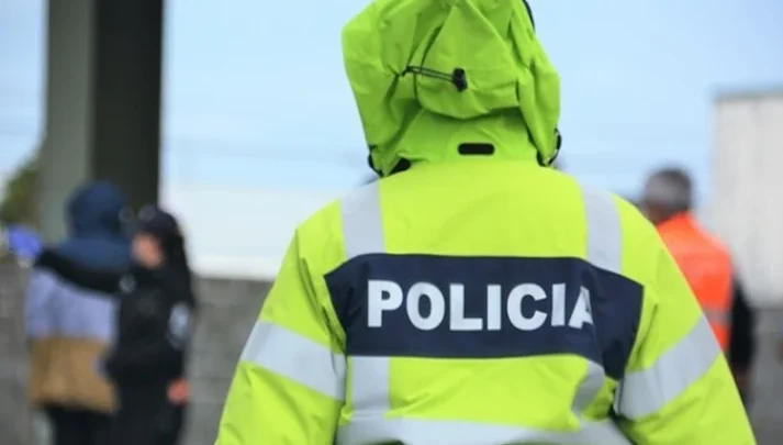 Dos jovenes detenidos por golpear y robarle a una mujer en la via publica