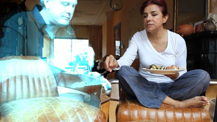 El primer matrimonio de una mujer con un holograma hecho con IA se adapta una casa de Baleares