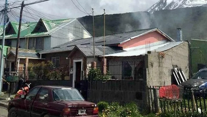 Incendio afecto a cuatro viviendas en Ushuaia