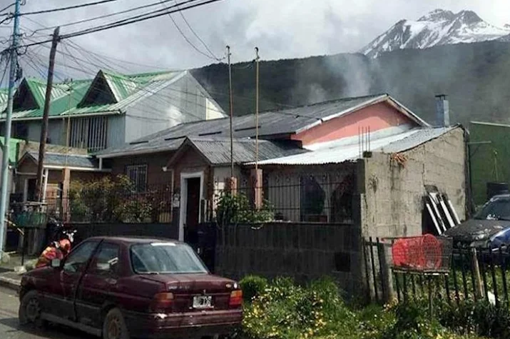 Incendio afecto a cuatro viviendas en Ushuaia Incendio afecto a cuatro viviendas en Ushuaia