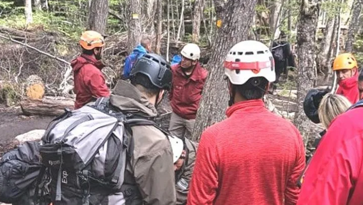 Rescate de turista francesa lesionada en senda de Laguna Esmeralda