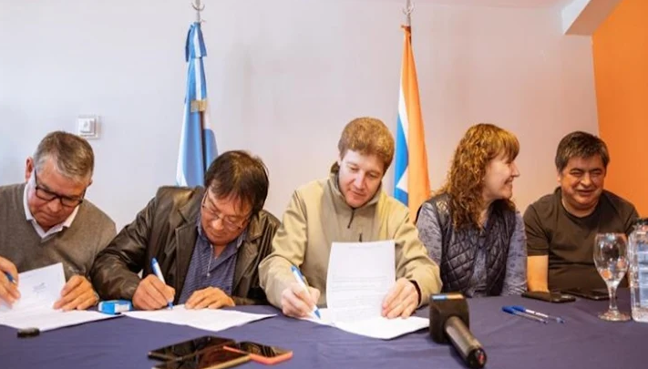 ATE sin reclamo salarial, sin aumento y rogando a Melella adelanto pago de Aguinaldo