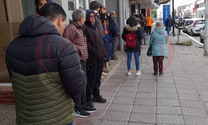 Problemas con OSEF: Reaparecieron los coleros: Ahora en las farmacias