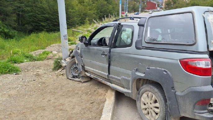 Conductor perdió el control en Ushuaia y se estampó con la pick-up contra una columna