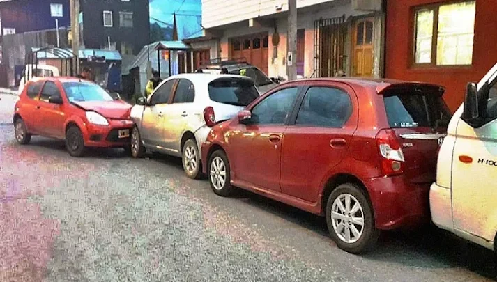 Choco borracha, 3 vehiculos estacionados y termino detenida