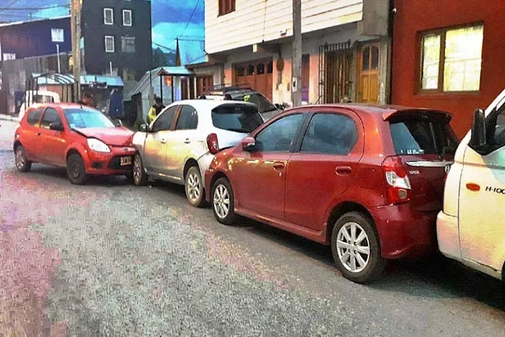 Choco borracha, 3 vehiculos estacionados y termino detenida Choco borracha, 3 vehiculos estacionados y termino detenida